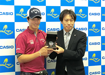 契約更新記者会見で石川遼選手へMTG-G1000を贈呈
